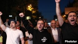 Ишхан Сагателян (в середине) во время шествия в Ереване