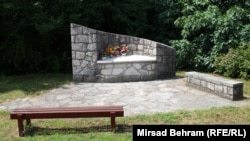 Spomenik u mjestu Sutina, na sjevernom ulazu u Mostar, na mjestu gdje su srpske snage 13. juna 1992. godine strijeljale dio od 114 civila bošnjačke i hrvatske nacionalnosti.