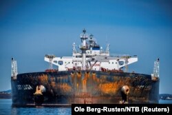 Membrii Greenpeace navighează lângă un tanc petrolier în „Ust Luga”, ca parte a unui protest împotriva livrării de petrol rusesc în Norvegia, pe fondul invaziei Ucrainei de către Rusia.