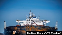 Члены Greenpeace пытаются остановить российский танкер Усть-Луга, доставляющий нефть в Норвегию. "5 апреля 2022 года. 