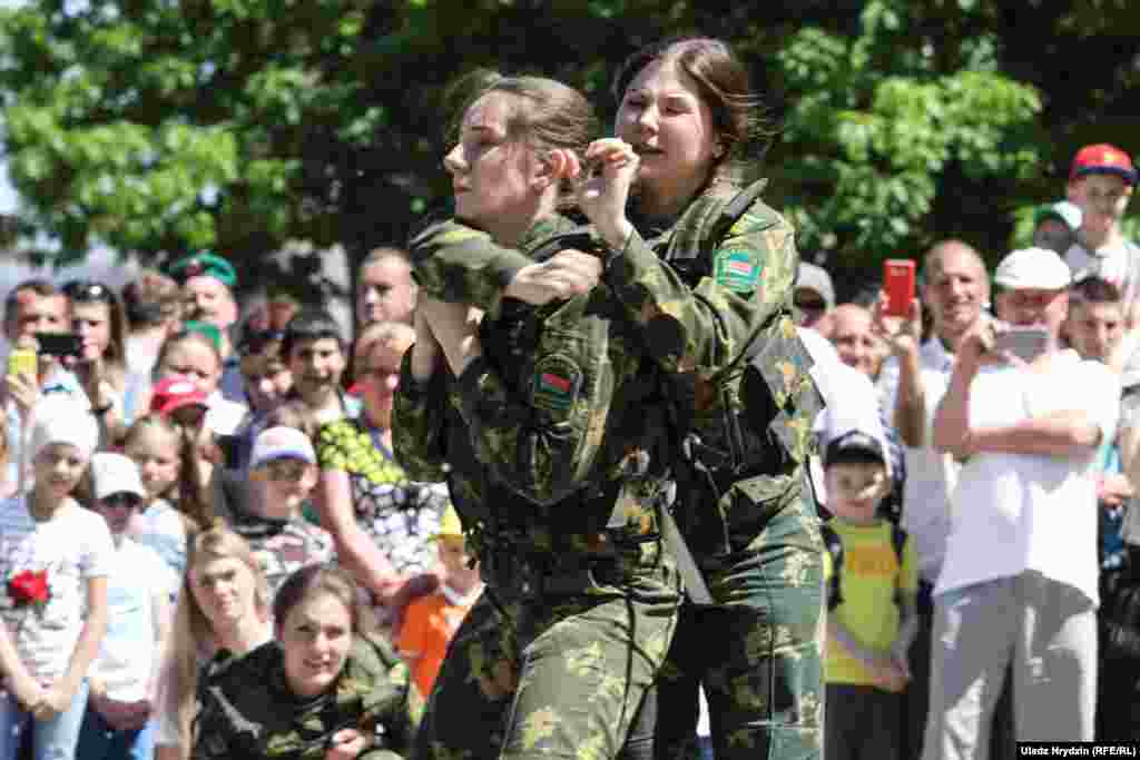 Паказальны выступ курсантаў Вайсковай акадэміі, якія дэманстравалі&nbsp;баявыя навыкі