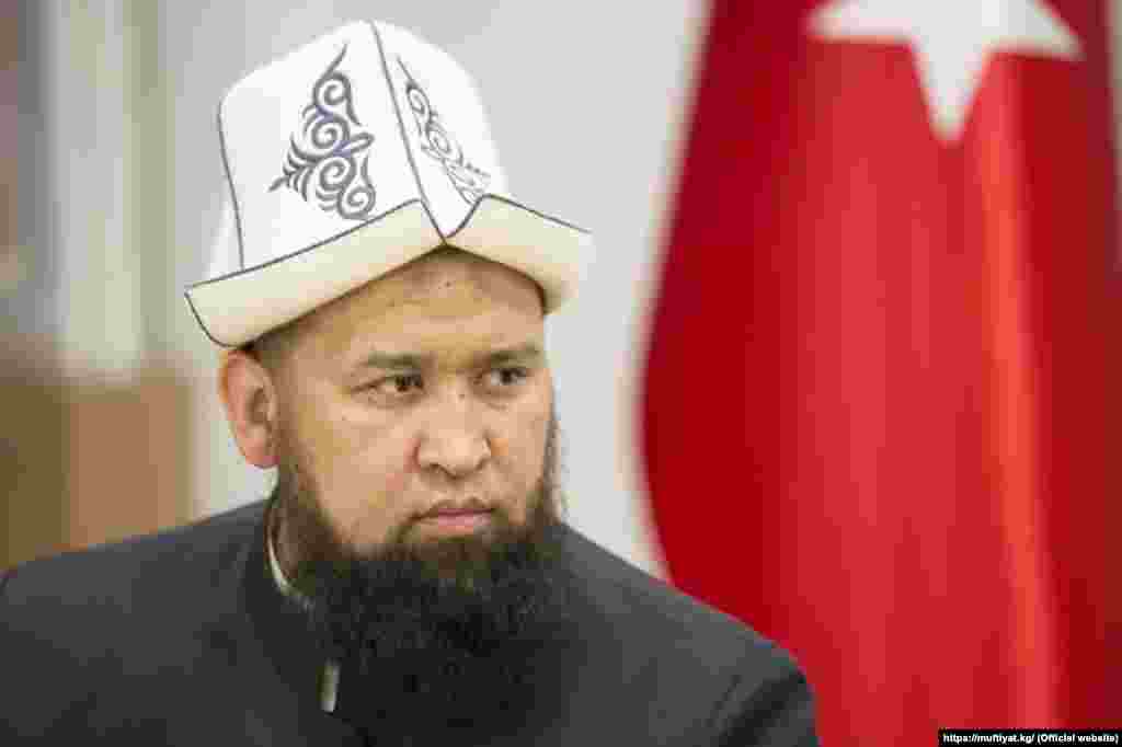 КИРГИСТАН - Највисокиот муслимански свештеник во Киргистан, муфтијата Максатбек Хаџи Токтомушев се повлече од функцијата откако неговиот сметководител беше приведен од властите поради обвинение за корупција. Државната агенција задолжена за исламски работи соопшти дека на негово место ќе биде поставен привремен шеф, додека да се избере замена.