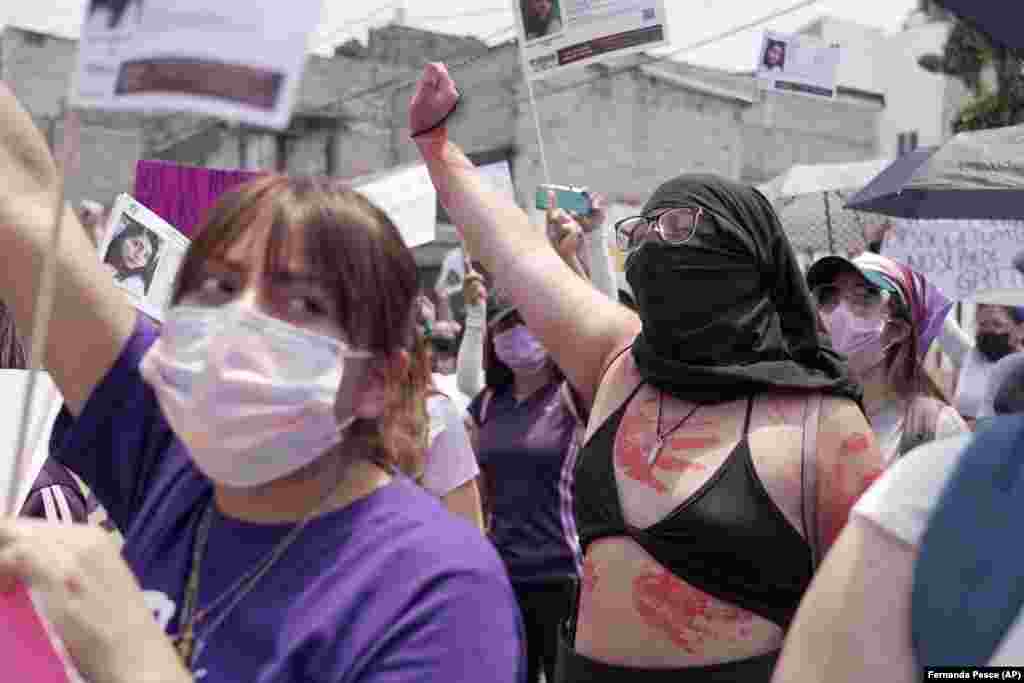 Több száz nő vonult utcára április 24-én vasárnap, hogy igazságot követeljenek a nemi erőszak és a nőgyilkosságok áldozatainak, miután kiderült, hogy Debanhi is egy közülük