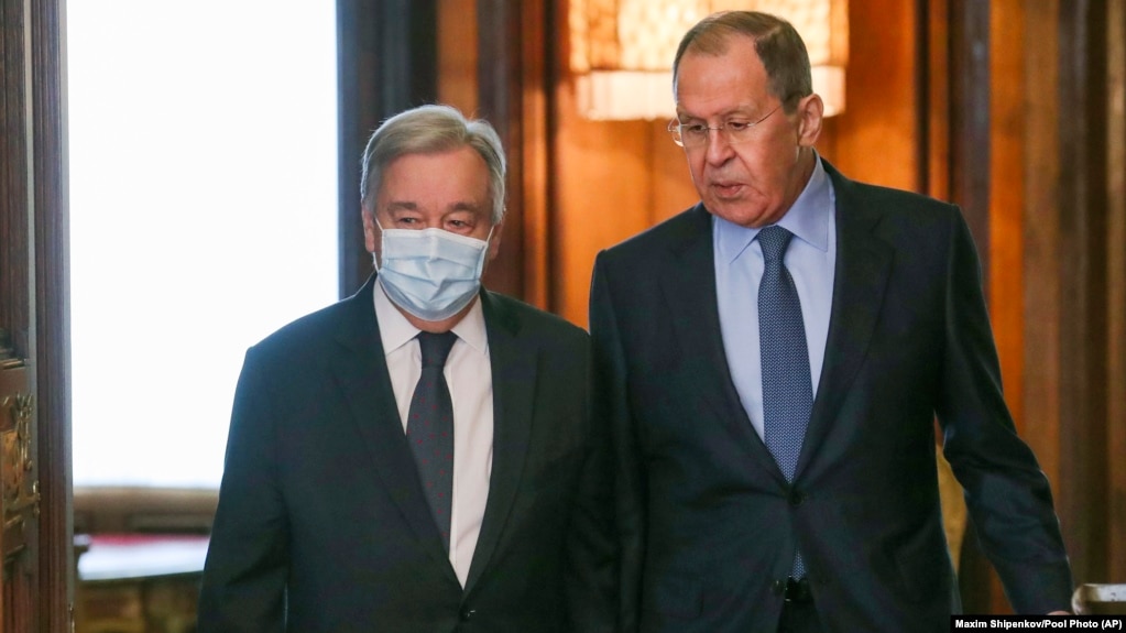 Russian Foreign Minister Sergei Lavrov (right) welcomes UN Secretary-General Antonio Guterres for talks in Moscow on April 26.