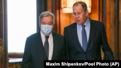 Russian Foreign Minister Sergei Lavrov (right) welcomes UN Secretary-General Antonio Guterres for talks in Moscow on April 26.