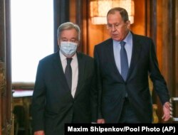 Antonio Guterres (b) Szergej Lavrov orosz külügyminiszterrel Moszkvában 2022. április 26-án