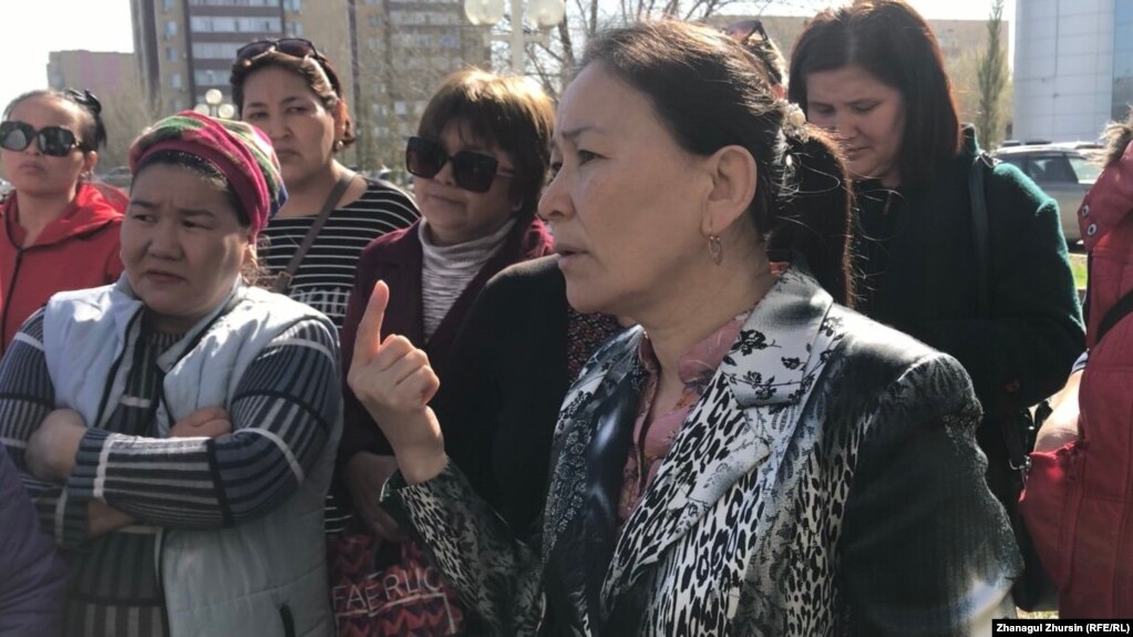 Многодетные матери у акимата Актюбинской области. 26 апреля 2022 года