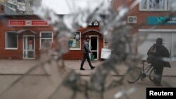 21 квітня очільник міста Вадим Бойченко заявив, що Росія створила навколо заблокованого нею Маріуполя чотири фільтраційні табори, через які вже пройшли майже всі чоловіки, що перебувають у місті