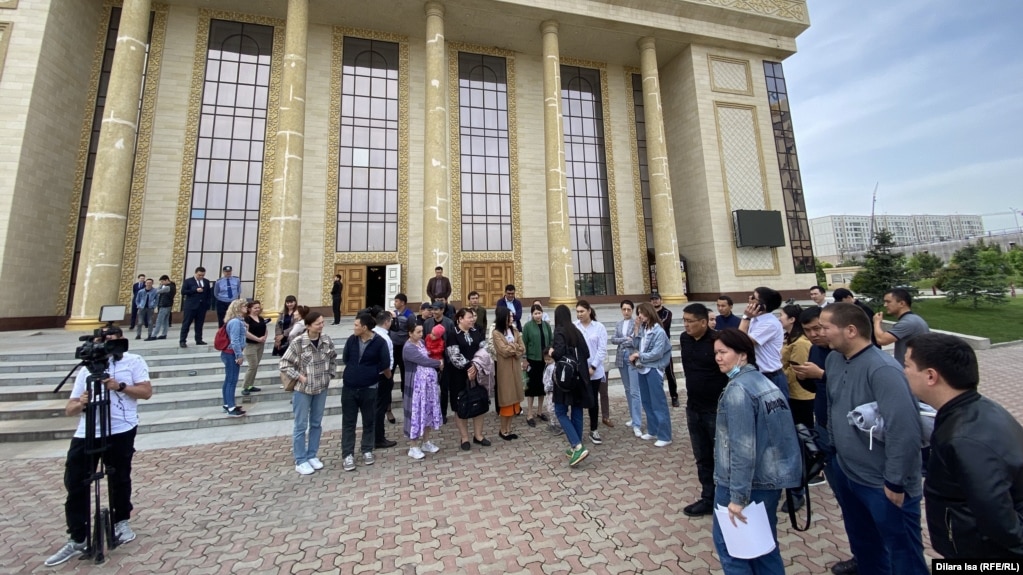 Жители в городе Шымкент собрались на площади перед акиматом города с жилищным вопросом. 26 апреля 2022 года