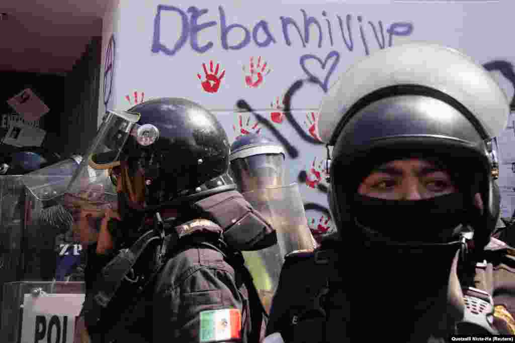 Rendőrök állnak sorfalat Mexikóvárosban az április 24-i tüntetésen