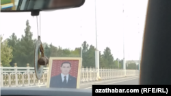 Портрет президента в такси является обязательным требованием для такси. Туркменистан 