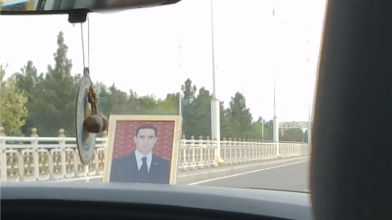 Prezidentiň portretiniň öňünde tans eden bir işgär tussag edildi, başga-da 15 sanysy işden kowuldy