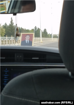 Prezident Serdar Berdimuhamedowyň awtoulagda ýerleşdirilen suraty. Türkmenistan, 2022-nji ýylyň aprel aýy