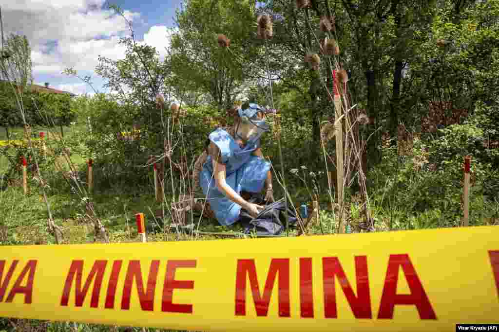 Një grua në Pejë të Kosovës shpaketon mjetet për një sesion trajnimi për asgjësimin e minave, për një grup punonjësesh nga Ukraina.