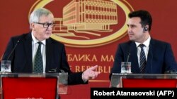 Претседателот на Европската комисија, Жан-Клод Јункер и премиерот Зоран Заев на прес-конференција во Скопје на 25 февруари 2018