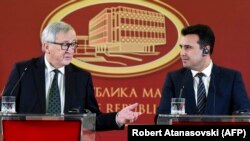 Macedonian Prime Minister Zoran Zaev (right) and the president of the European Commission, Jean-Claude Juncker, in Skopje on February 25