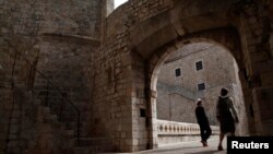 Turisti hodaju ulicama Dubrovnika
