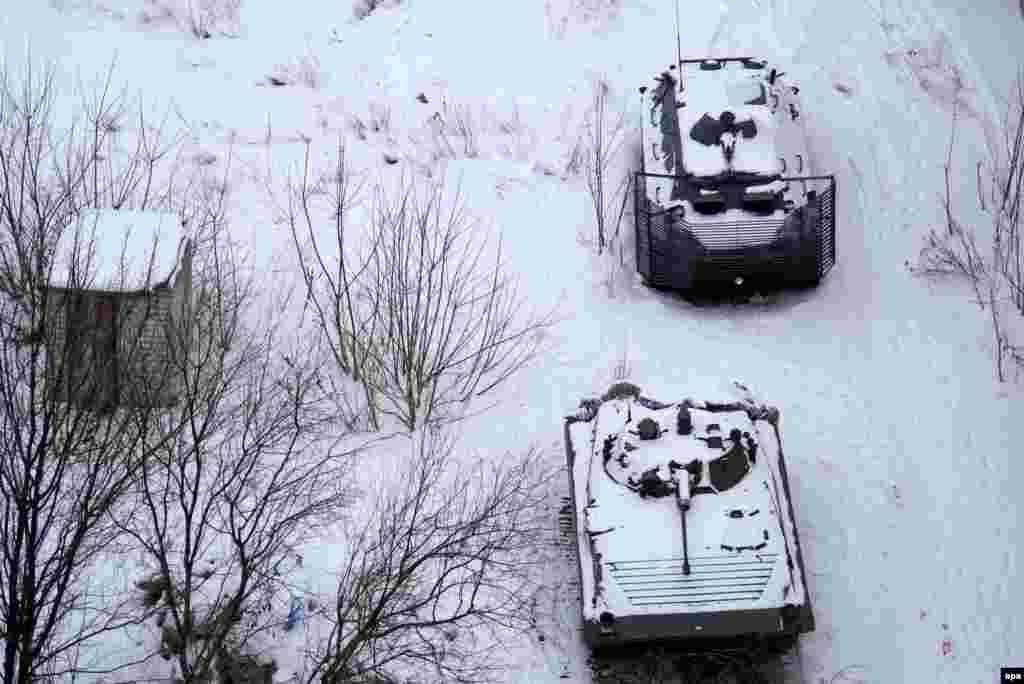 Засніжені бойові машини українських військових на околиці Авдіївки