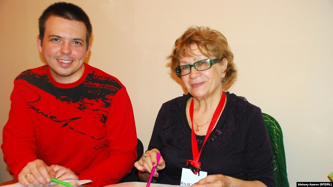 Бір жігіт жағажайда біреуді қорлап жатыр