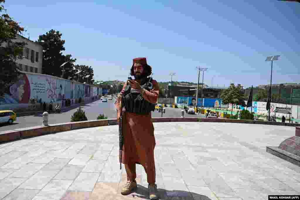Një luftëtar taliban duke bërë bërë rojë në sheshin &quot;Massoud&quot;, në kryeqytetin afgan. (16 gusht)