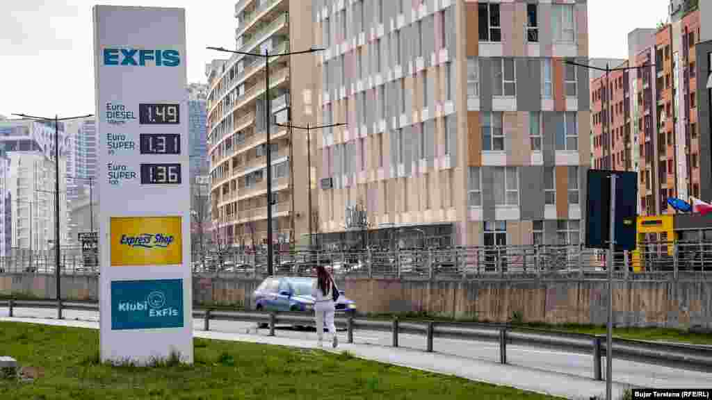 Çmimet e naftës kanë nisur të rriten prej fillimit të luftës së Shteteve të Bashkuara dhe Izraelit kundër Iranit, më 28 shkurt.Si kundërpërgjigje, Irani ka goditur baza amerikane në vendet rajonale të pasura me naftë, duke përshkallëzuar tensionet në gjithë Lindjen e Mesme.Në foto: Pikë karburantesh e kompanisë ExFis, në Prishtinë.