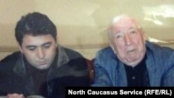Магомед Бисавалиев (слева) и Расул Гамзатов