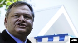 Liderul partidului socialist PASOK, Evangelos Venizelos, părăsind palatul prezidenţial după eşecul ultimei tentative de a forma un guvern la Atena.