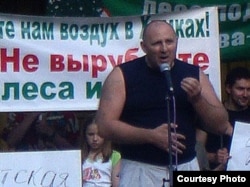 Beketov speaks at a meeting to protect the Khimki Forest before his attack.