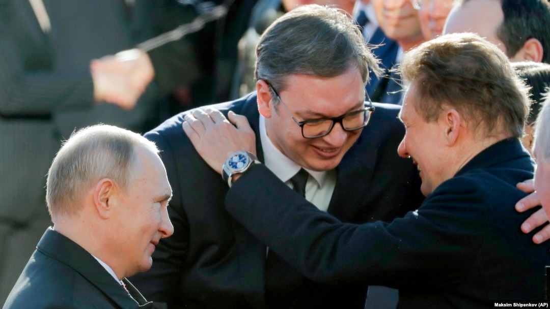 Președintele sârb Aleksandar Vucic,în mijloc, ămbrățișat de șeful Gazprom, Aleksei Miller, alături de președintele rus Vladimir Putin 