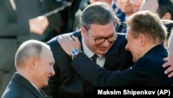 Președintele sârb Aleksandar Vucic,în mijloc, ămbrățișat de șeful Gazprom, Aleksei Miller, alături de președintele rus Vladimir Putin 