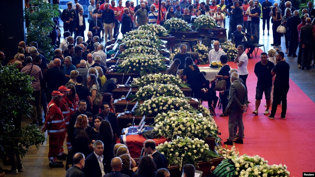 Članovi porodica se opraštaju od svojih najmilijih, Đenova