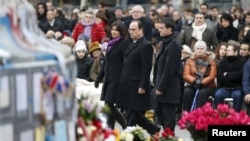 Франция президенті Франсуа Олланд және басқалар Charlie Hebdo журналы редакциясына жасалған шабуылға жыл толуына байланысты өткізілген еске алу рәсімінде. Париж, 10 қаңтар 2015 жыл.