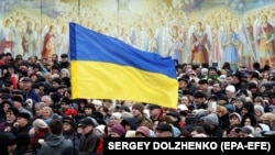 Натомість 33% опитаних українців вважають, що події в Україні розвиваються в правильному напрямі