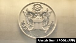 نشان وزارت خارجه آمریکا در سرسرای اصلی ساختمان وزارت‌خانه در واشینگتن