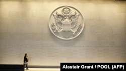 Emblema Departamentului de stat american la ambasada americană dinLondra, imagine de arhivă.