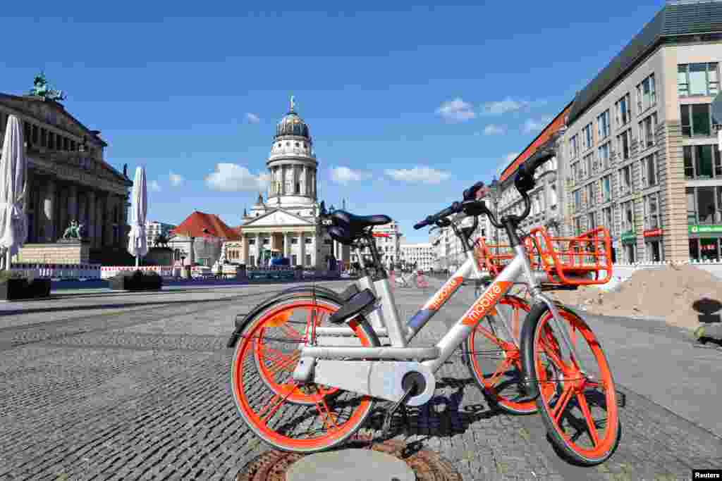 Велосипеди на изнајмување стојат на празен плоштад во Берлин, Германија