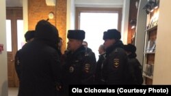 Москва-полицајци и други лица во цивилна облека во киното кое го емитуваше забранетиот филм за смртта на Сталин,26.01.2018