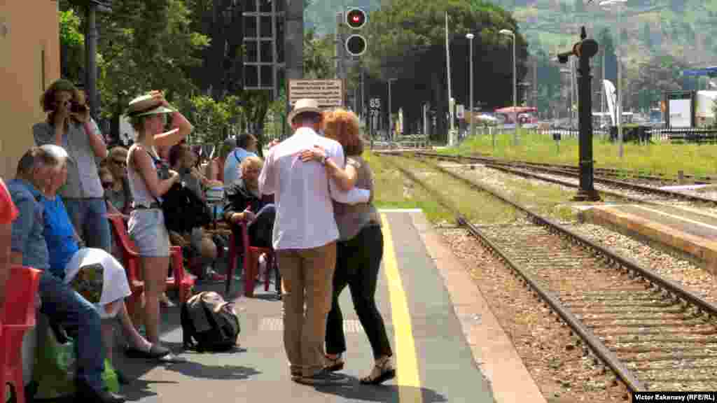 Dansînd Tango pe muzica lui Piazzola în așteptarea trenului...