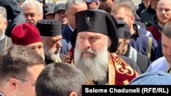 Местоблюститель патриарха, митрополит Шио (Муджири) у мемориала 9 апреля, Тбилиси, 2026 г.