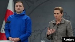 Prim-ministra Danemarcei, Mette Frederiksen, și premierul Groenlandei, Jens-Frederik Nielsen, la o conferință de presă la Copenhaga, pe 13 ianuarie 2026