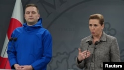 Прем’єр-міністр Данії Метте Фредеріксен і прем’єр-міністр Гренландії Єнс-Фредерік Нільсен на пресконференції в Копенгагені, Данія, 13 січня 2026 року