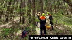 Спасатели в Ялте снимают парапланериста с дерева, 6 мая 2021 года