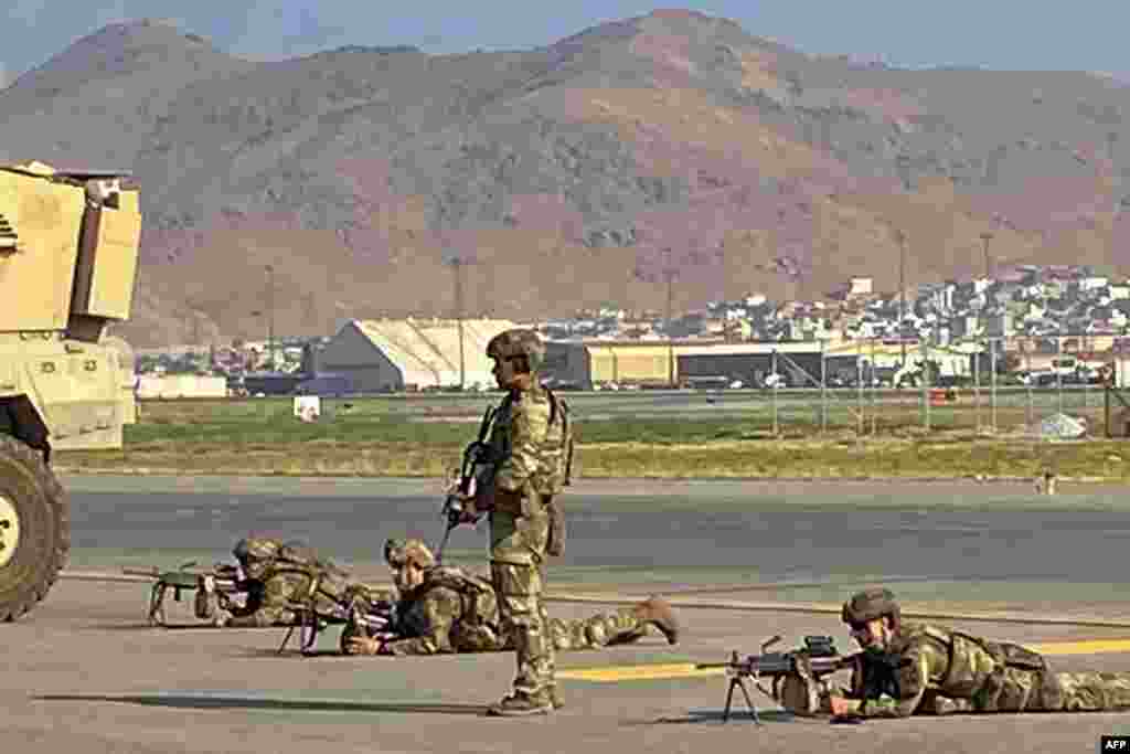 Американски войници са заели позиции на летището в Кабул след завземането на града от талибаните.