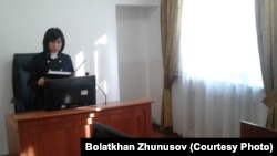 Судья Талдыкорганского городского суда по уголовным делам Куралай Дарханова оглашает приговор в отношении 68-летнего местного жителя Болатхана Жунусова. Талдыкорган, 28 февраля 2019 года. 