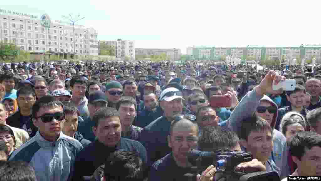 Весна 2016 года в некоторых регионах страны прошла под знаком «земельных» митингов. Самая массовая акция протеста против инициированной властями земельной реформы, предусматривающей продажу земель сельхозназначения и их передачу в долгосрочную аренду иностранцам, состоялась 24 апреля в Атырау. Затем череда несанкционированных протестов «по земельному вопросу» прокатилась по другим городам.