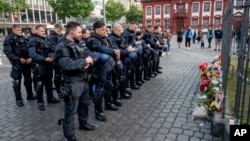 ادای احترام نیروهای پلیس مانهایم به همکار جان‌باخته خود در محل چاقو خوردن او