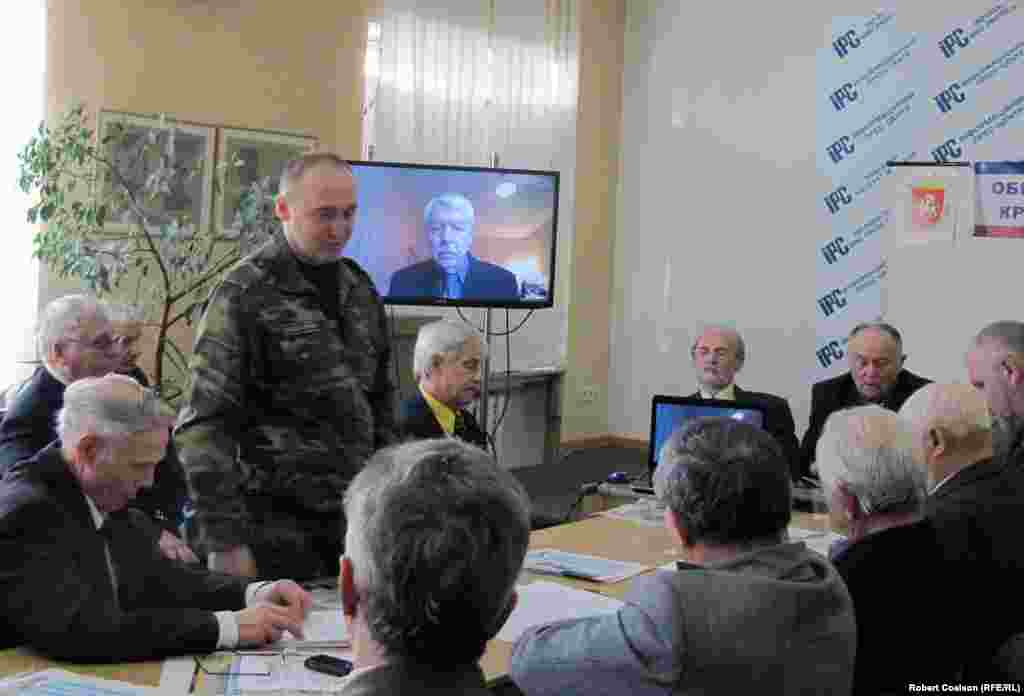 Separatistul exilat din Crimea, Iuri Meșkov se adresează prin Skype unei reuniuni a separatiștilor ruși din Simferopol.