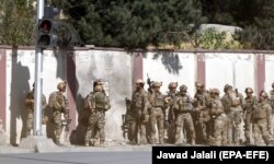 نیروهای ویژه افغان در کنار دیوار ساختمان تلویزیون شمشاد