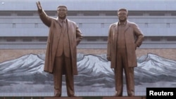 Kim Il-sung və Kim Jong-il’in heykəlləri