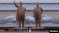 Церемония открытия памятников предыдущим вождям Северной Кореи - Ким Ир Сену (слева) и Ким Чен Иру. Пхеньян, 13 апреля 2012 года.